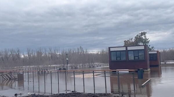 В Оренбурге частично затопило дома и конный клуб