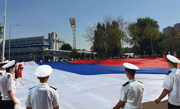 В Ростове-на-Дону развернули гигантский российский триколор