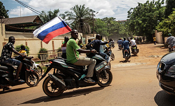 В столице Буркина-Фасо открылась выставка русских костюмов