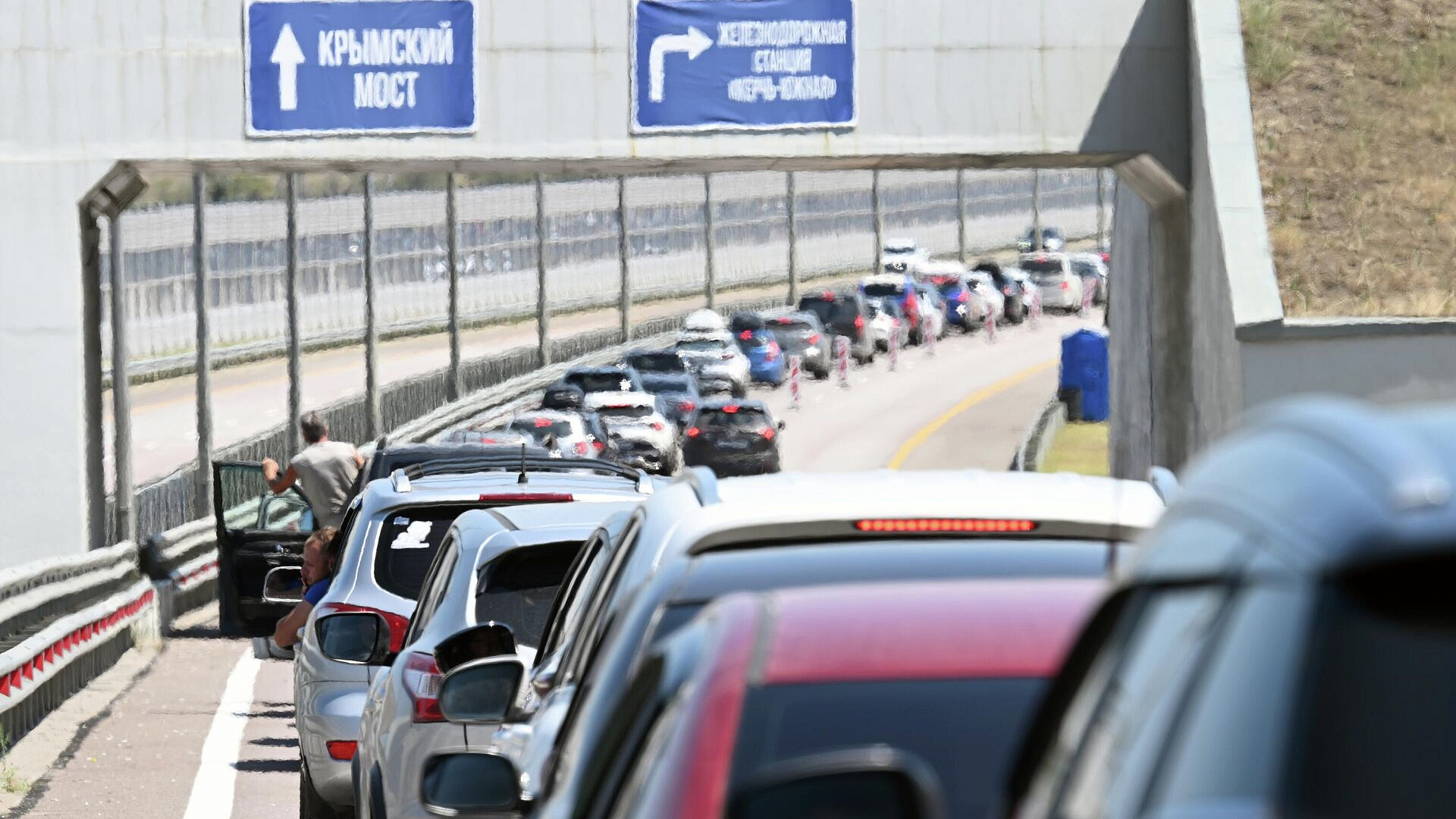Более тысячи автомобилей ждут проезда у Крымского моста