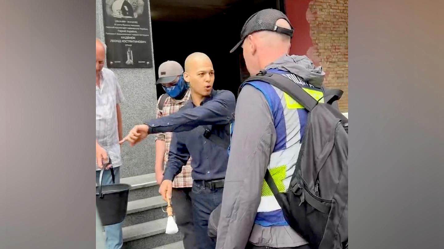 Сторонники ПЦУ устроили провокационный перформанс у здания суда в Киеве