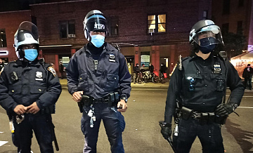 СМИ: закидавшего полицейских в США снежками не стали обвинять в нападении