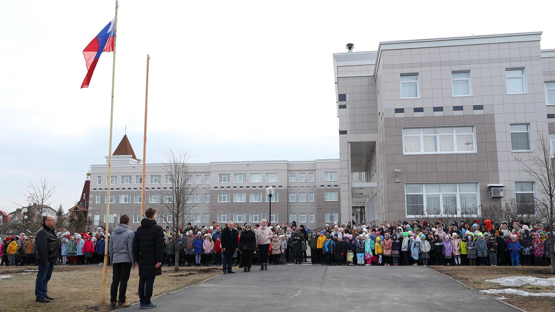 Госдума приняла закон, обязывающий детсады и вузы вывешивать флаг России
