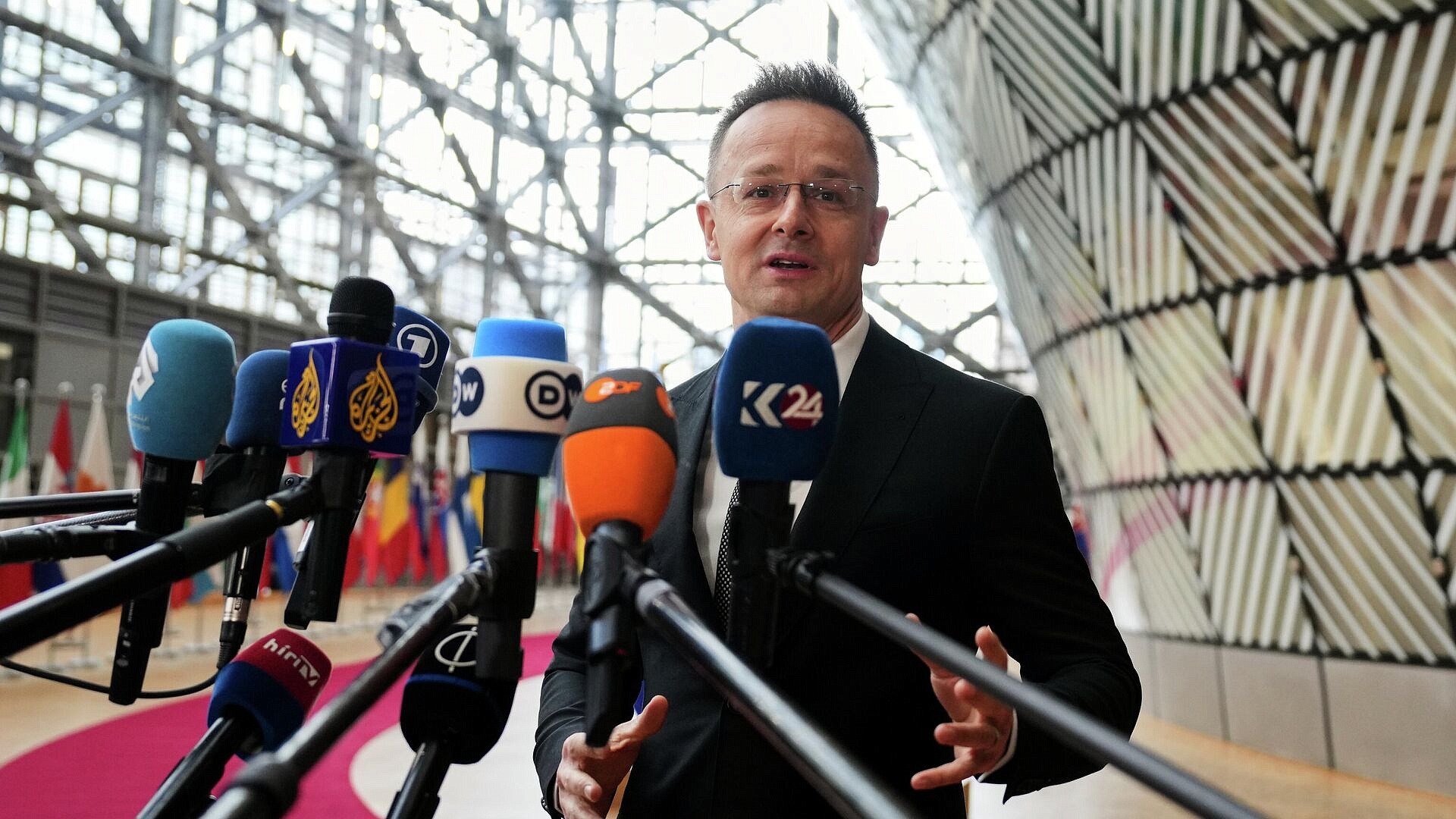 Сийярто назвал естественными консультации с Россией после заседаний ЕС