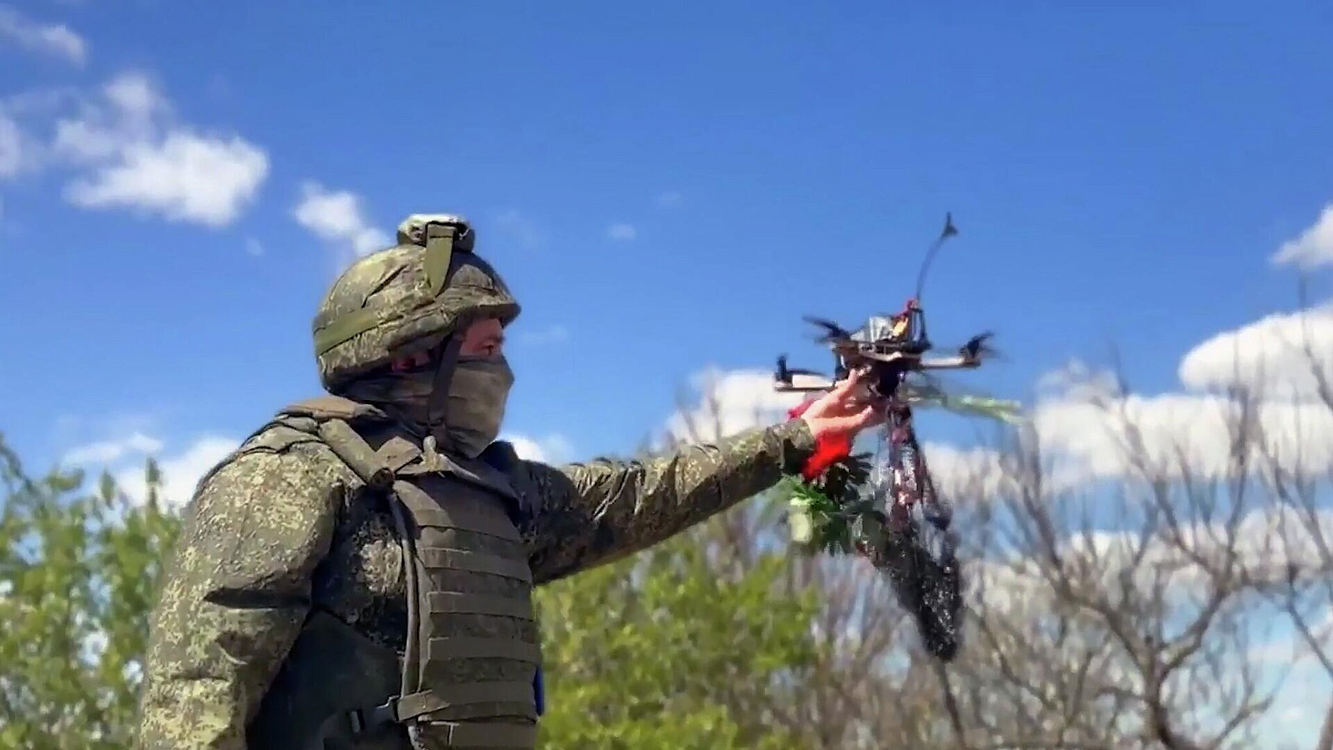 Российские военные дроном возложили цветы на Аллее Славы в Херсоне