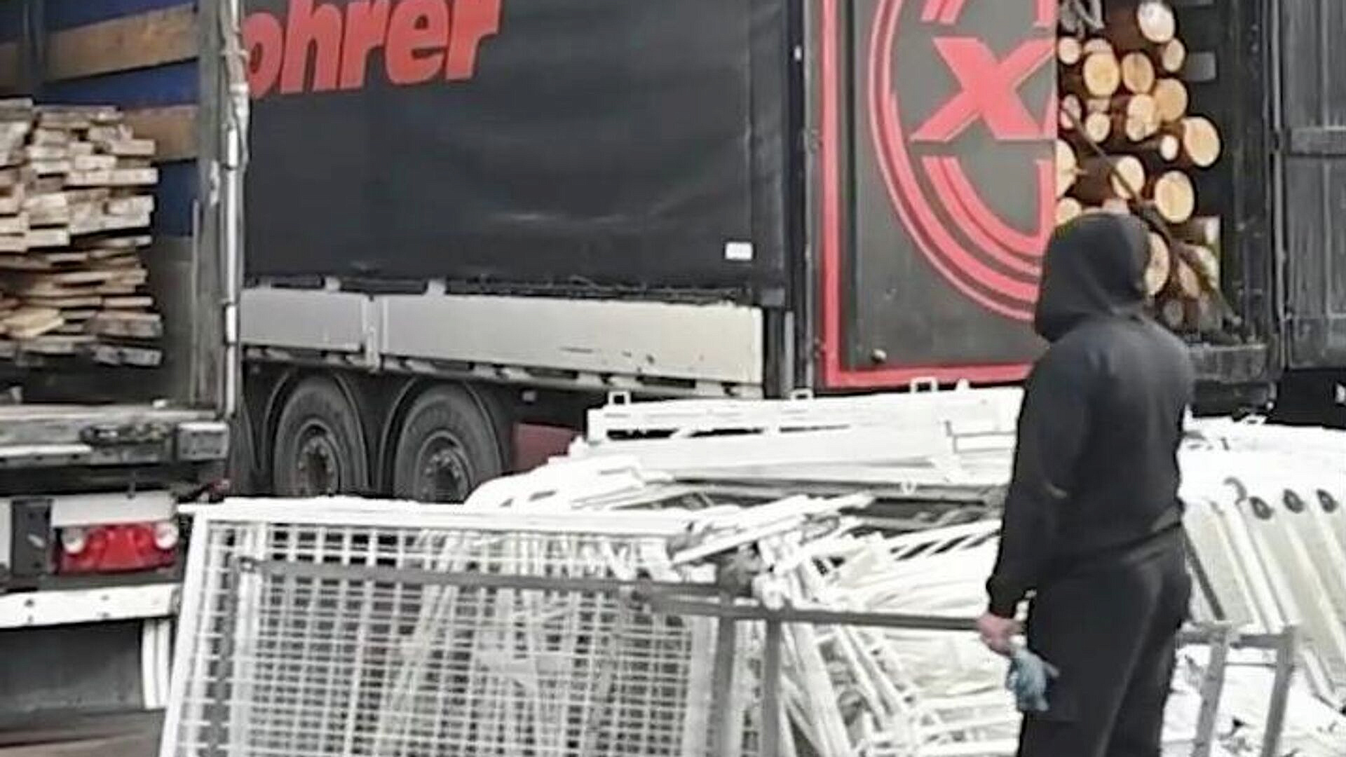 Технику, оборудование и антидроновые сети отправили из Чувашии в зону СВО