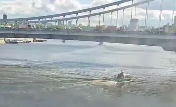 Экипаж патруля ЦОДД спас мужчину из воды Москвы-реки