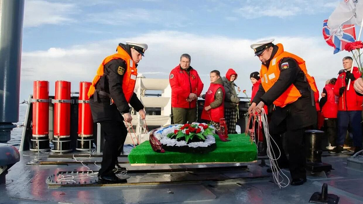 В Баренцевом море возложили венок в память об экипаже корабля "Туман"