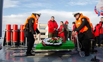 В Баренцевом море возложили венок в память об экипаже корабля "Туман"