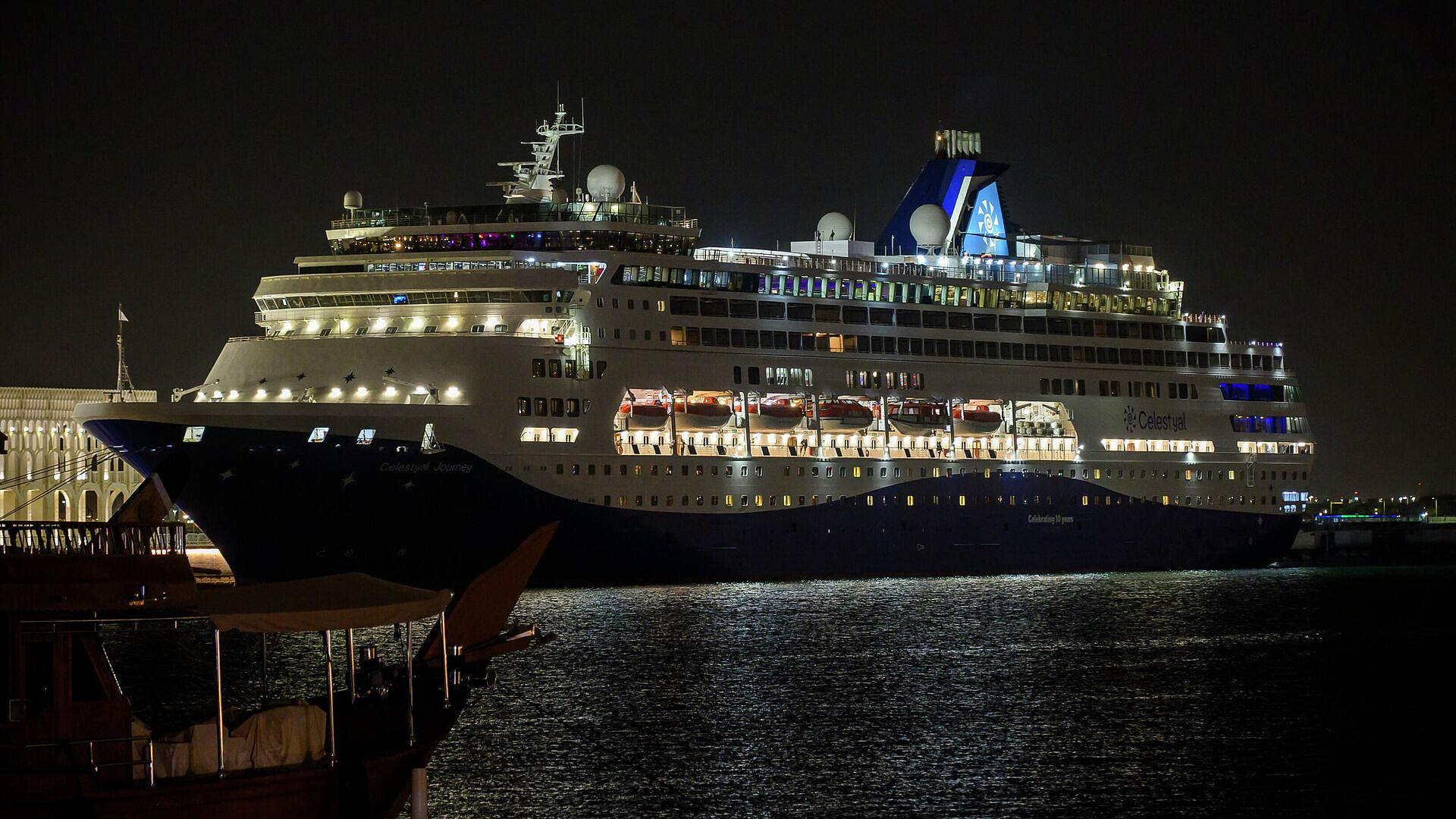 Застрявшие на лайнере в Катаре россияне поддерживают друг друга