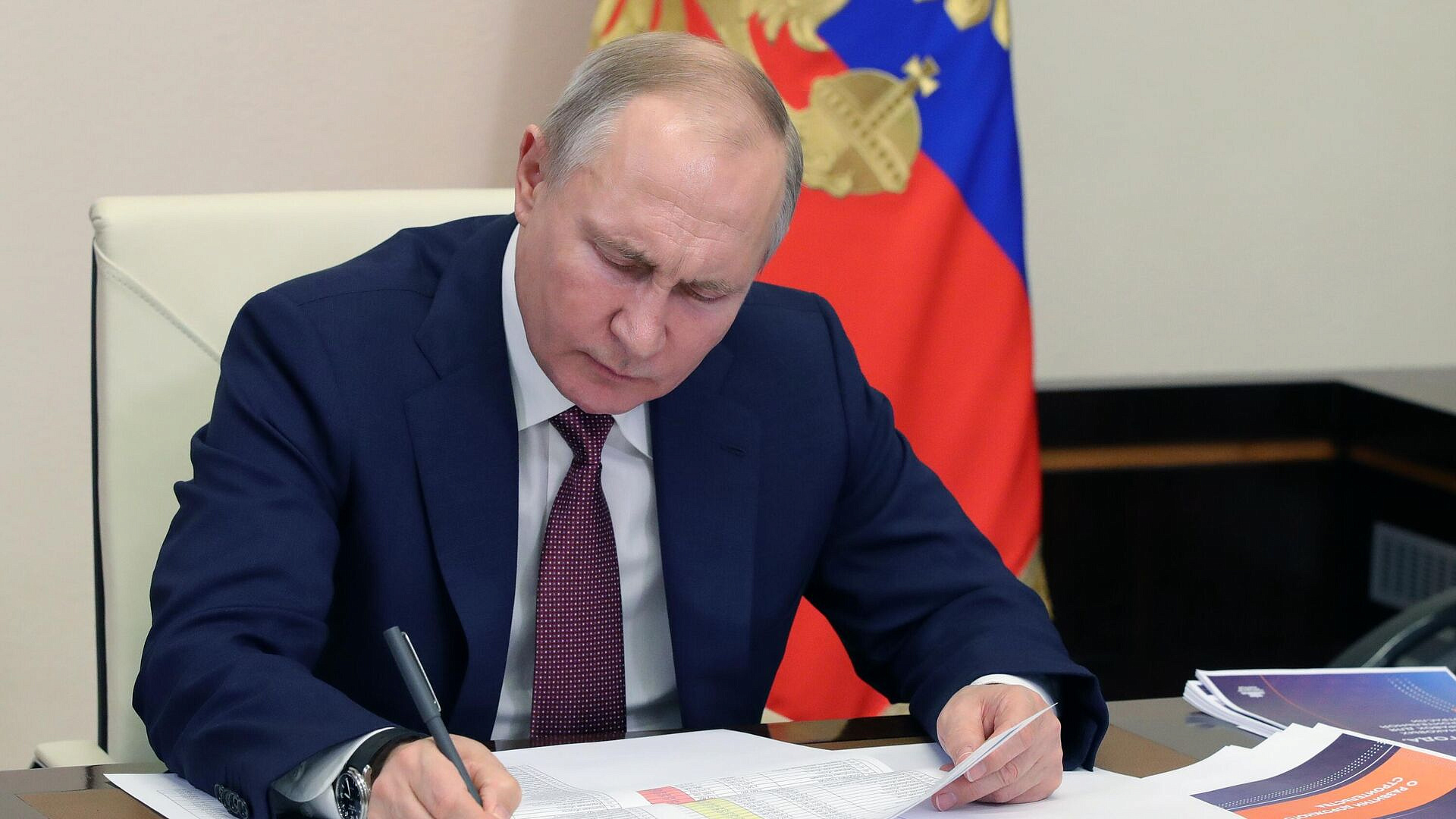 Путин подписал закон об отпуске родителей раненого бойца СВО