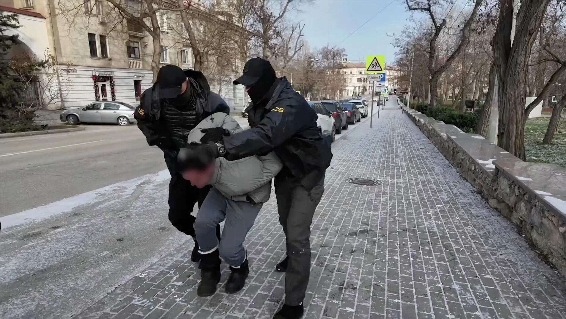 ФСБ показала видео задержания жителя Севастополя, планировавшего теракт