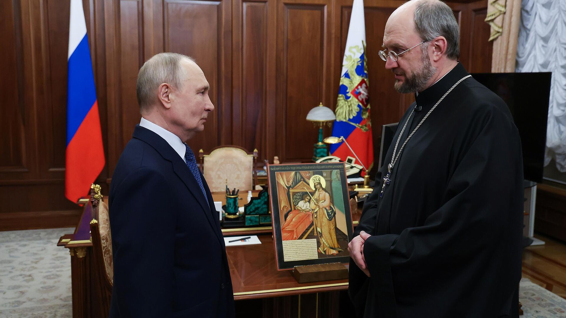 Руководитель фонда "Круг добра" подарил Путину икону