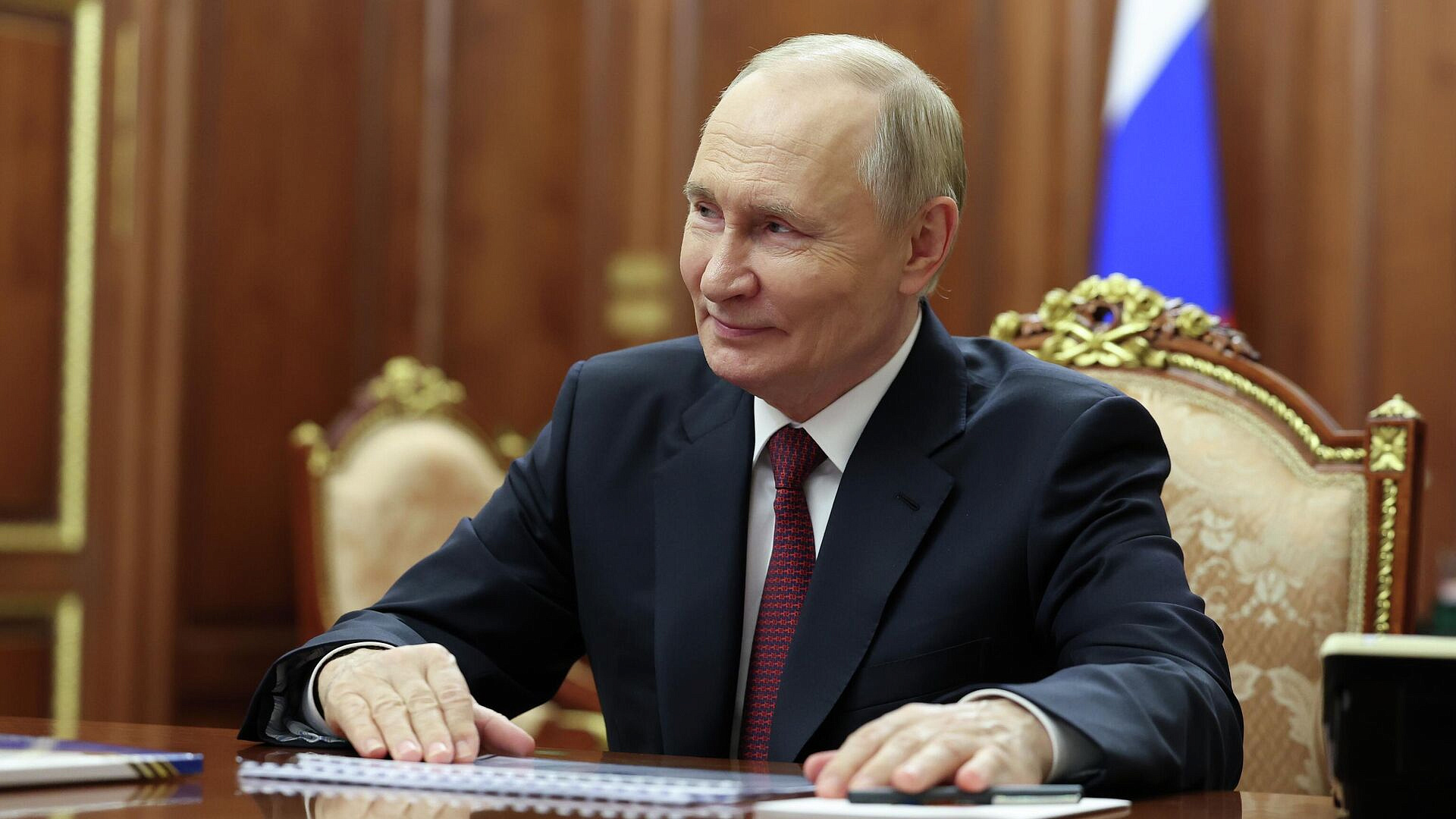 Путин вспомнил, как один из друзей Михалкова облил его вином