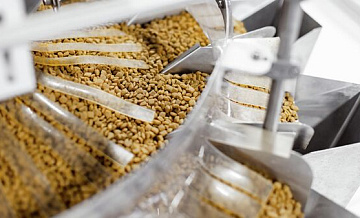 Производители кормов для кошек и собак готовы снизить цены, заявила ФАС