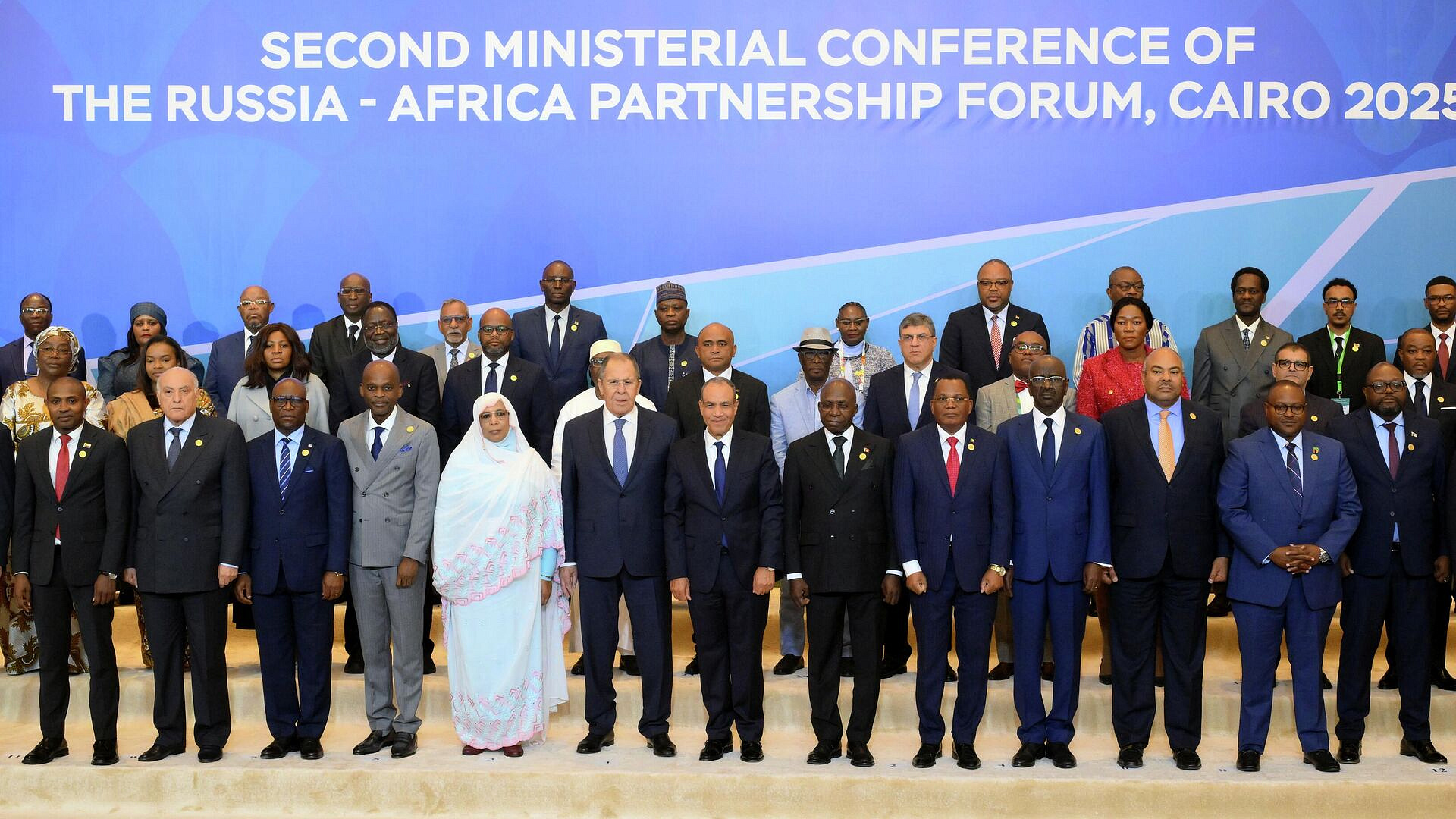 Россия продолжит наращивать подготовку кадров для Африки, заявил Лавров