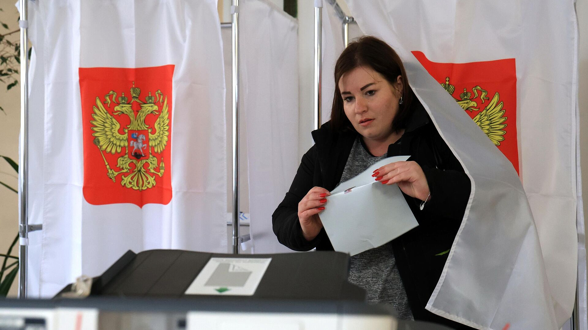 Путин лидирует с 87 процентами на выборах президента, показал exit poll