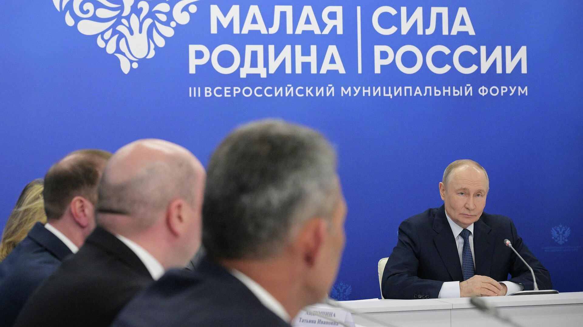 Путин пообещал обсудить с Патрушевым развитие сельских территорий