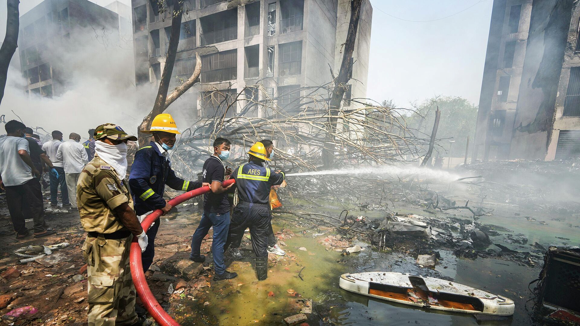 Самолет, потерпевший крушение в Индии, упал на крышу общежития для врачей