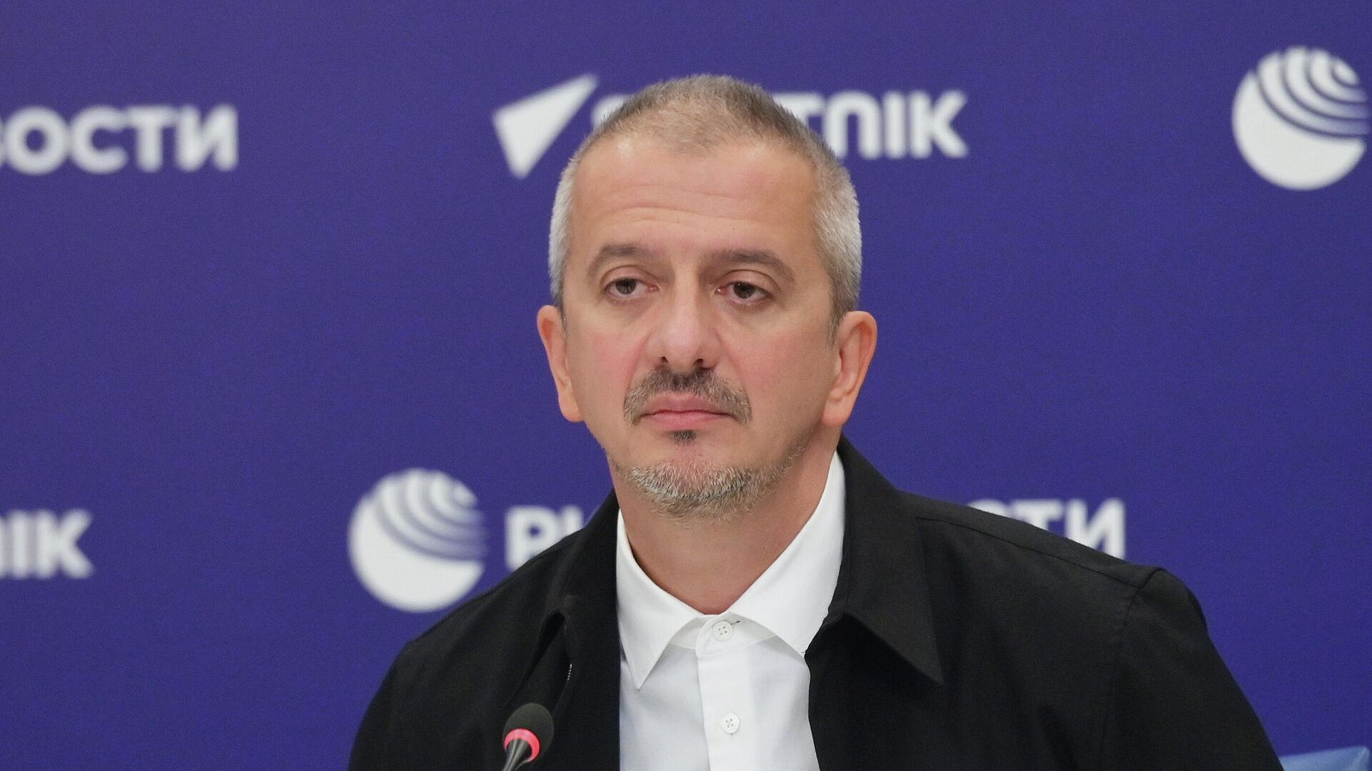 Богомолов опроверг переименование сцены "Мельников"