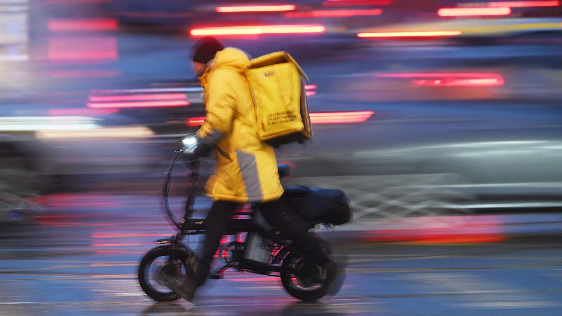 В Москве курьер на электровелосипеде сбил девятилетнего ребенка на самокате