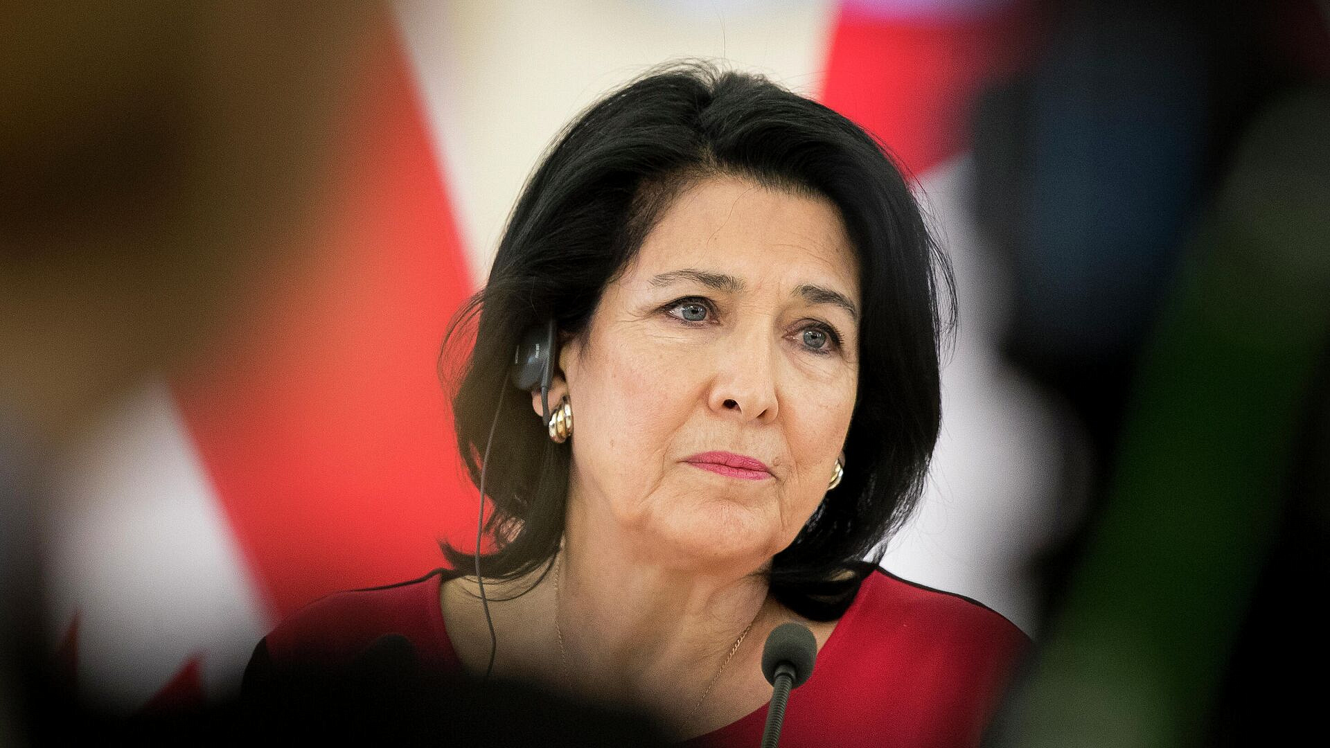 Президент Грузии заявила, что перед ее дворцом поставили поезд