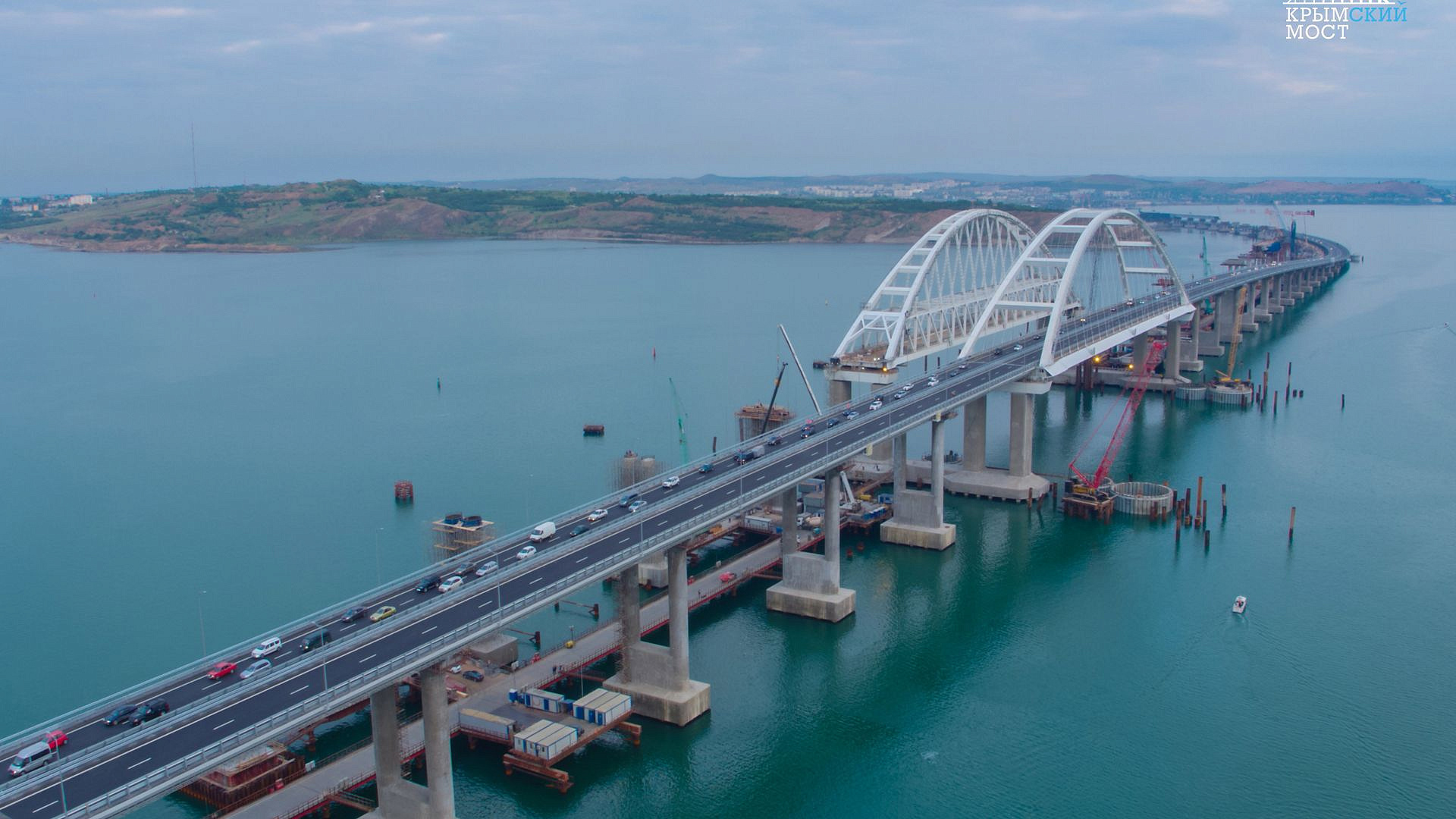 В очереди перед Крымским мостом скопилось более 500 машин