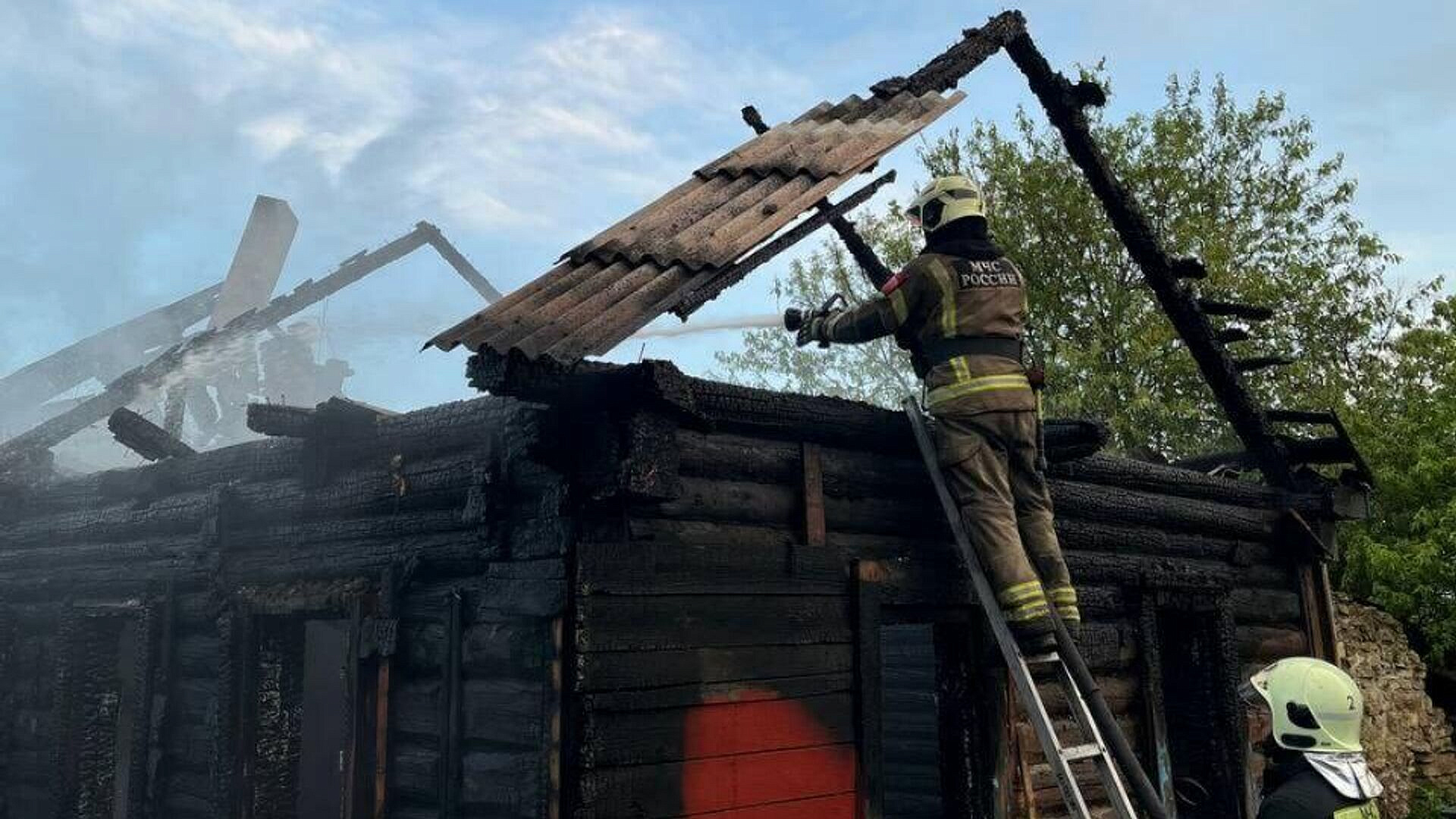 В Орловской области при пожаре в деревянном доме погибли два ребенка