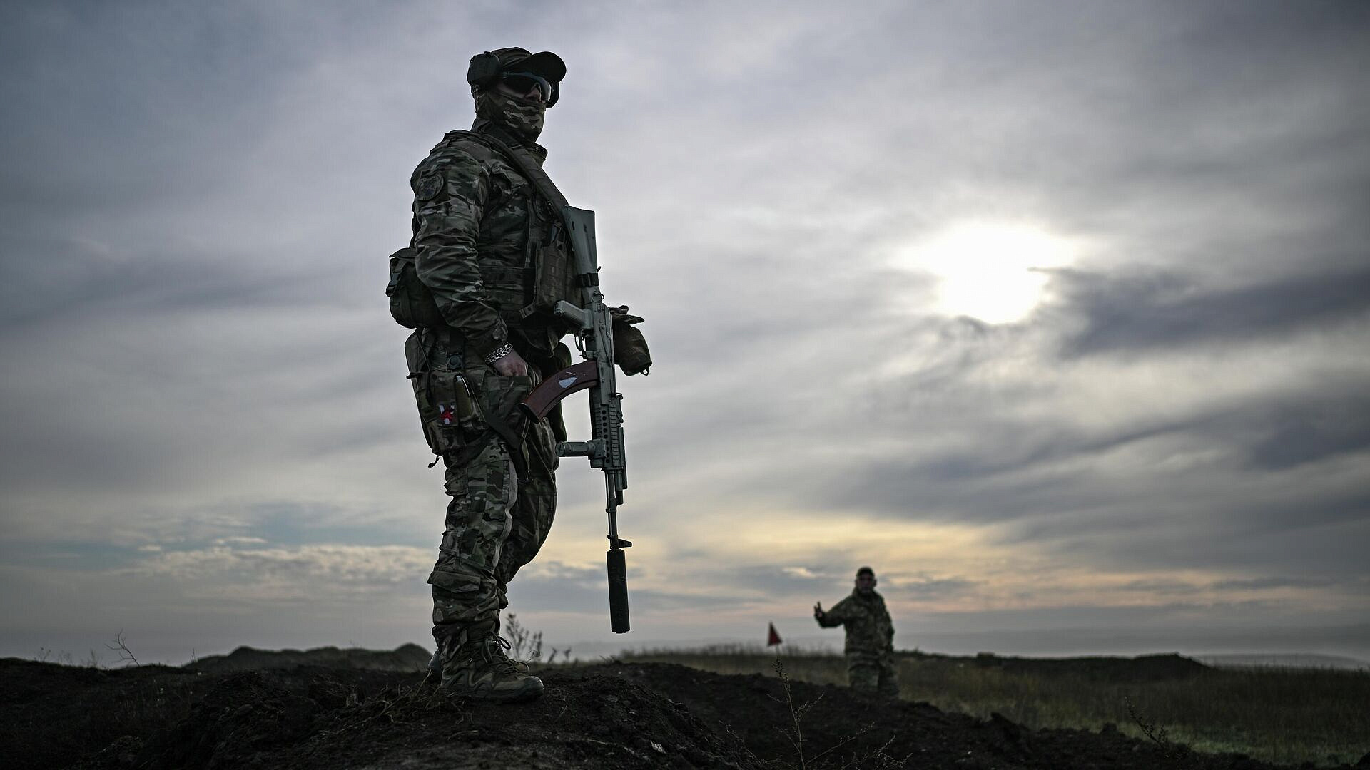 Боец отметил надежность отечественных средств связи в боевых условиях