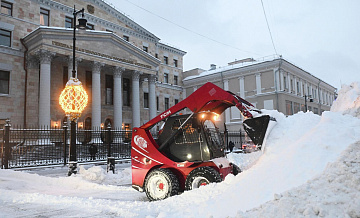 Городские службы Москвы циклично очищают дороги и тротуары от снега