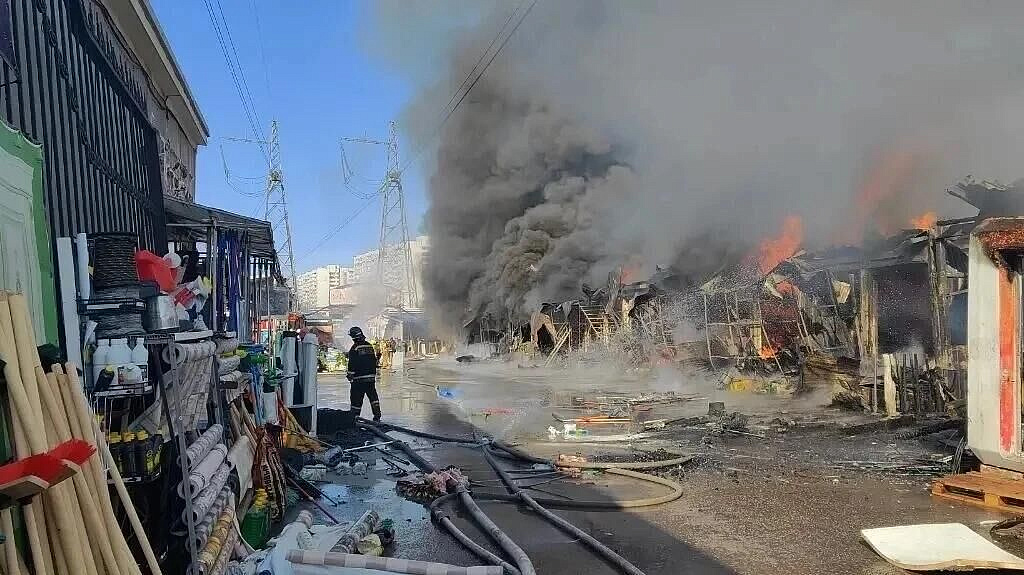 Роспотребнадзор проверит воздух около места пожара у рынка в Солнечногорске