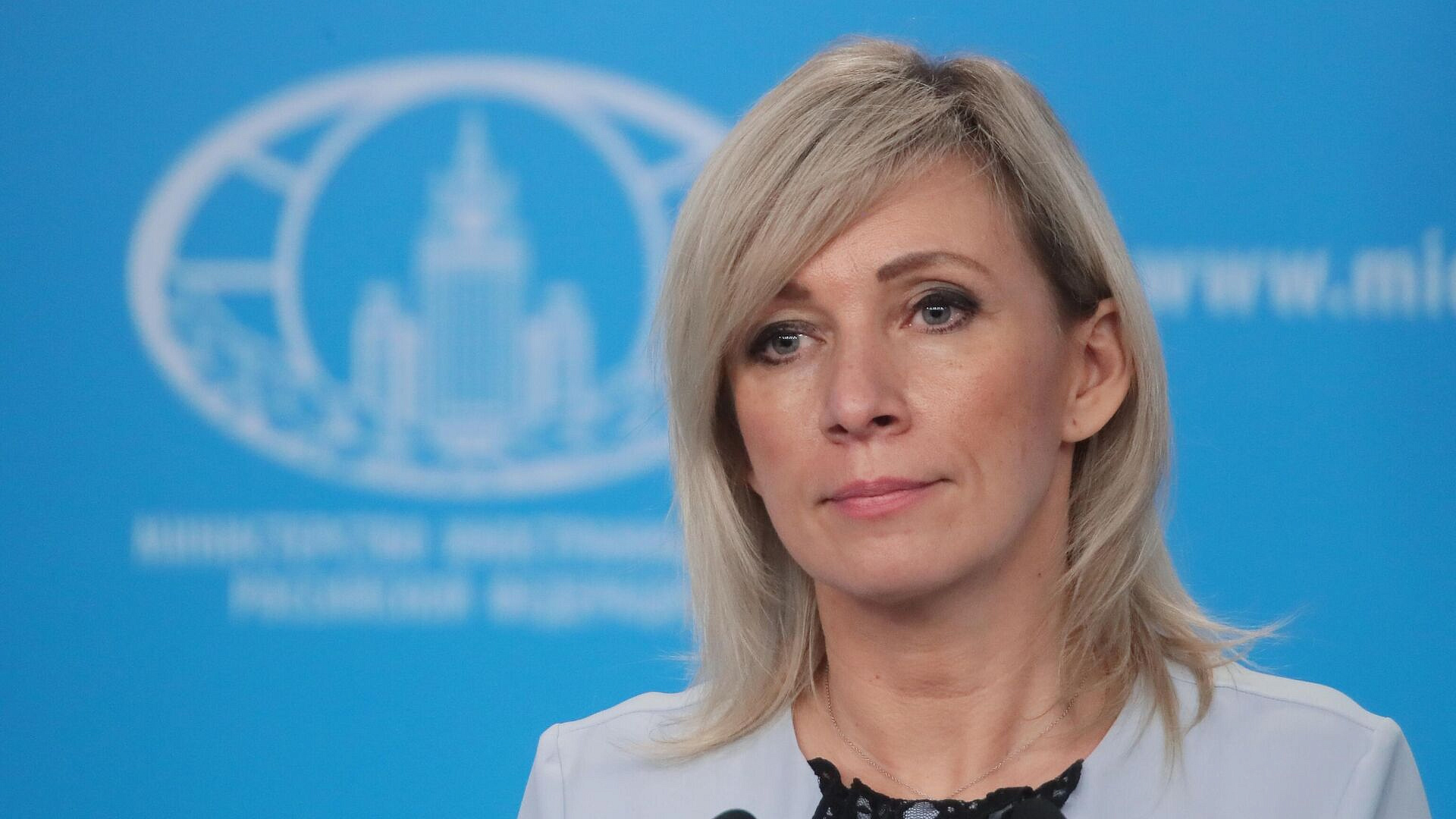 Захарова указала на проблему с самоидентификацией в офисе Зеленского