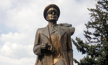 На Украине снесли памятник советскому генералу Василию Маргелову
