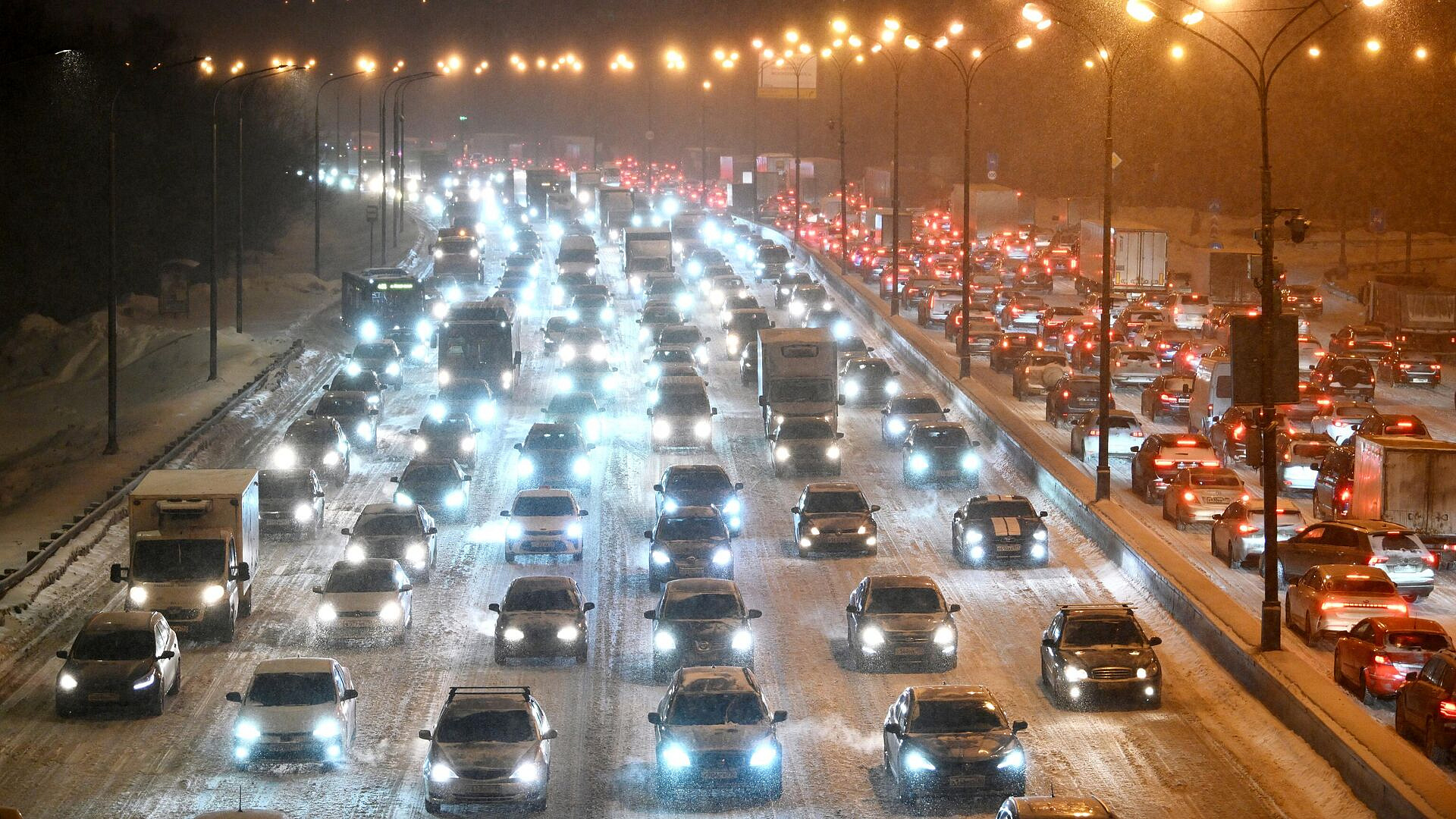 Московских водителей предупредили о сильном снегопаде и похолодании