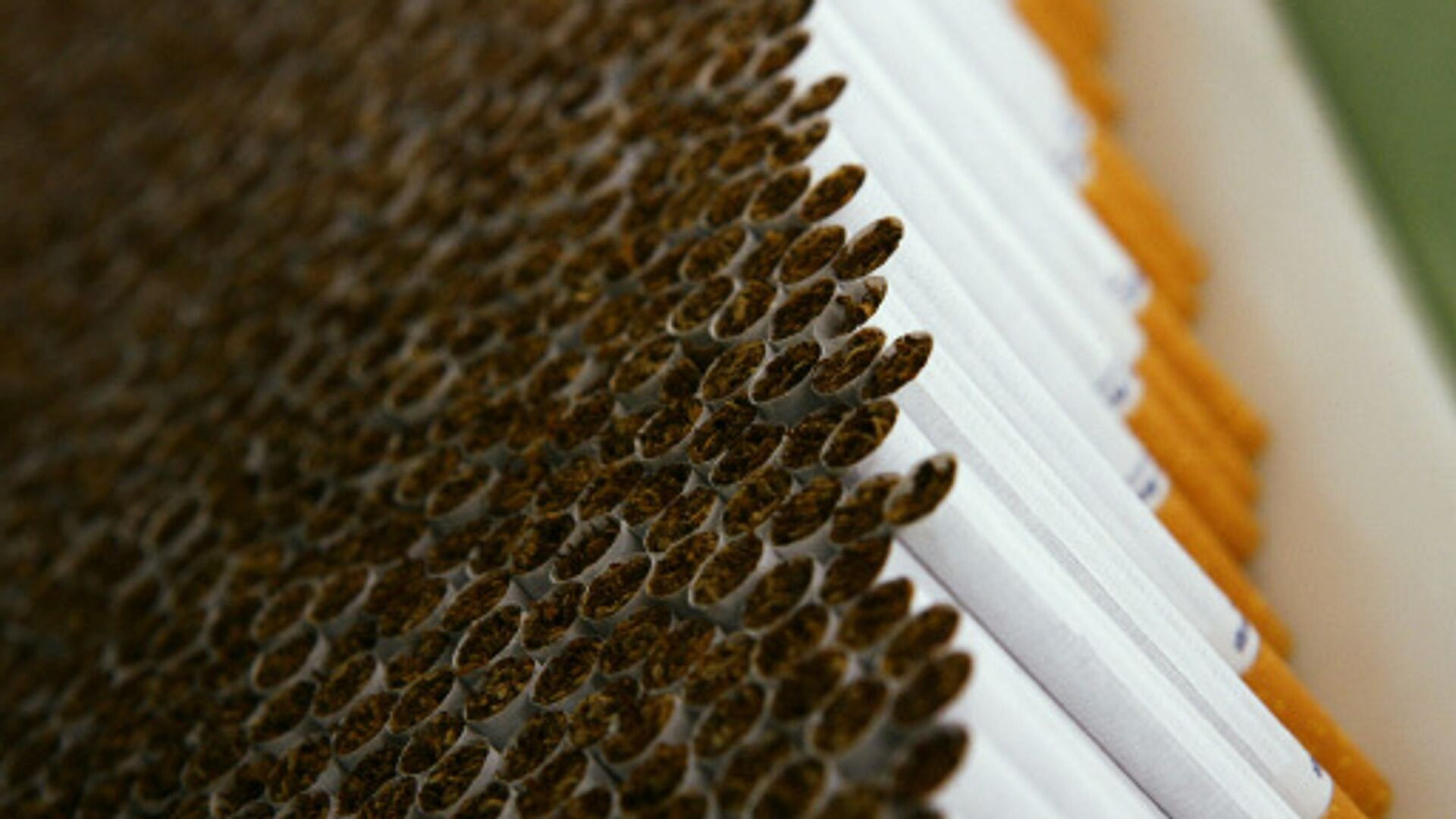 Украинских дипломатов поймали на контрабанде сигарет, пишут СМИ