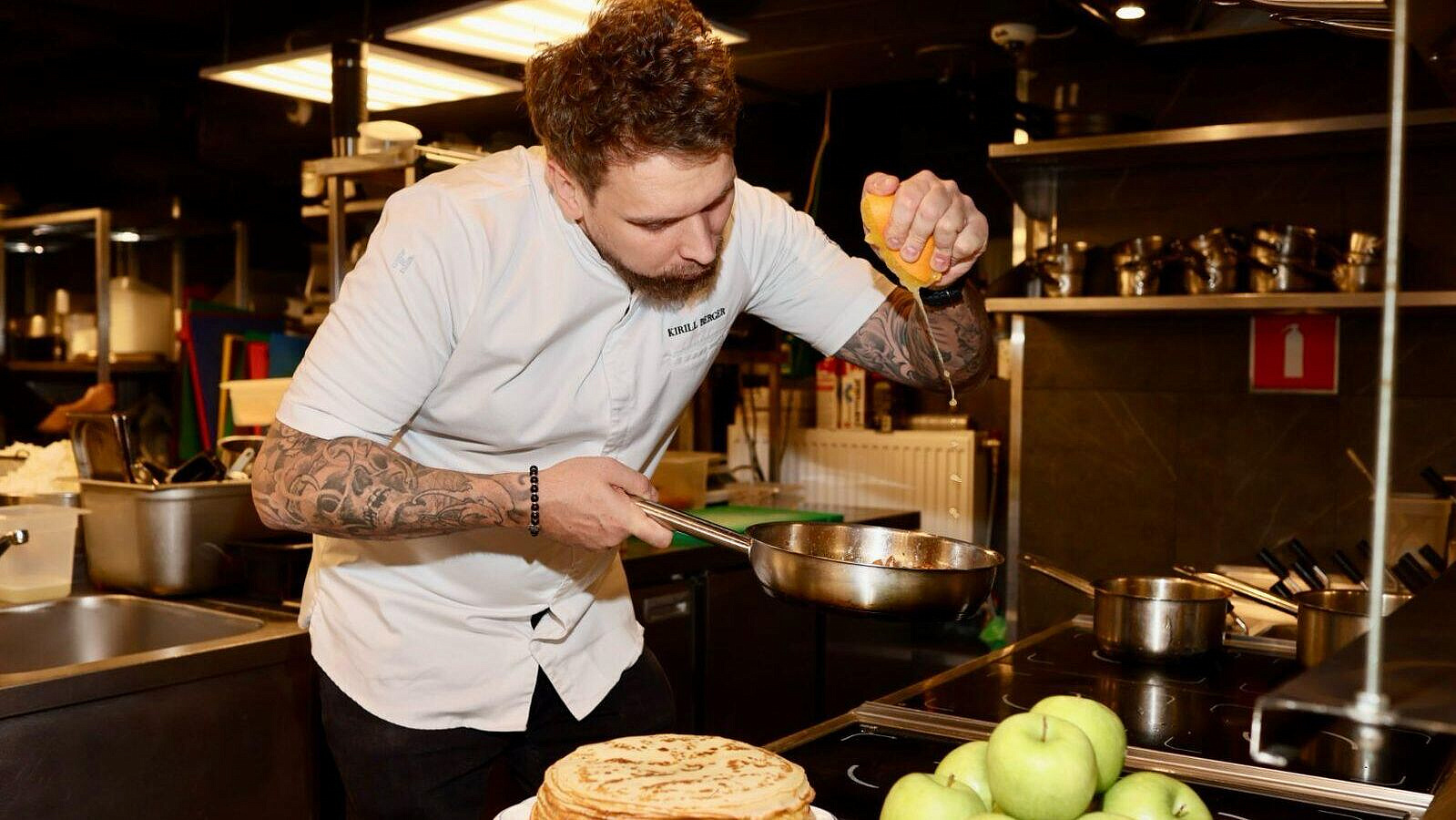 Россиянам рассказали, как приготовить красные блины