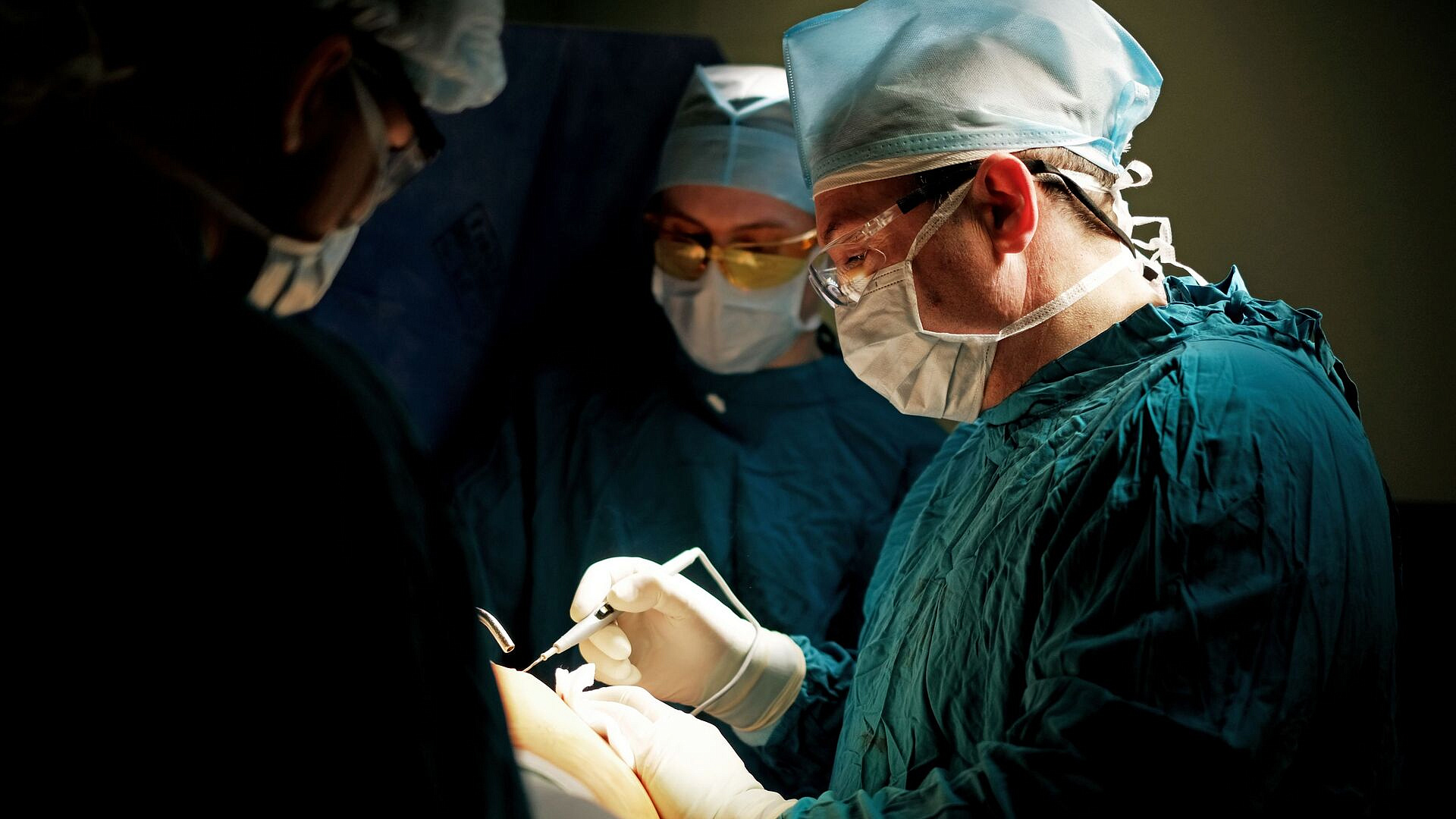 Врач Сеченовского Университета провел уникальную операцию пациенту с раком