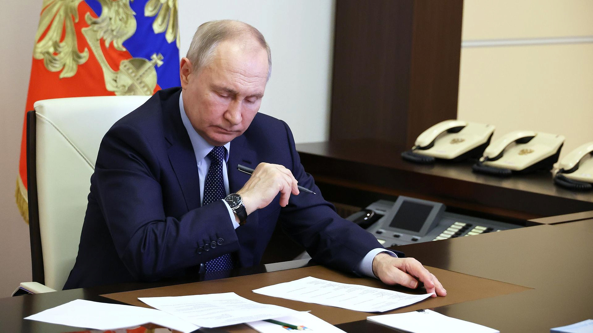 Путин подписал закон о зачете стажа нотариусам новых регионов