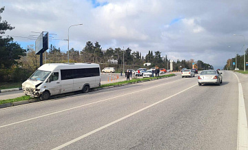 Рейсовый микроавтобус попал в ДТП в Севастополе, есть пострадавшие