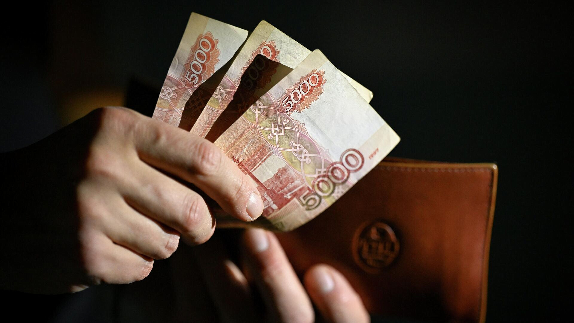 ЦБ назвал регионы, где россияне чаще всего отказываются от наличных