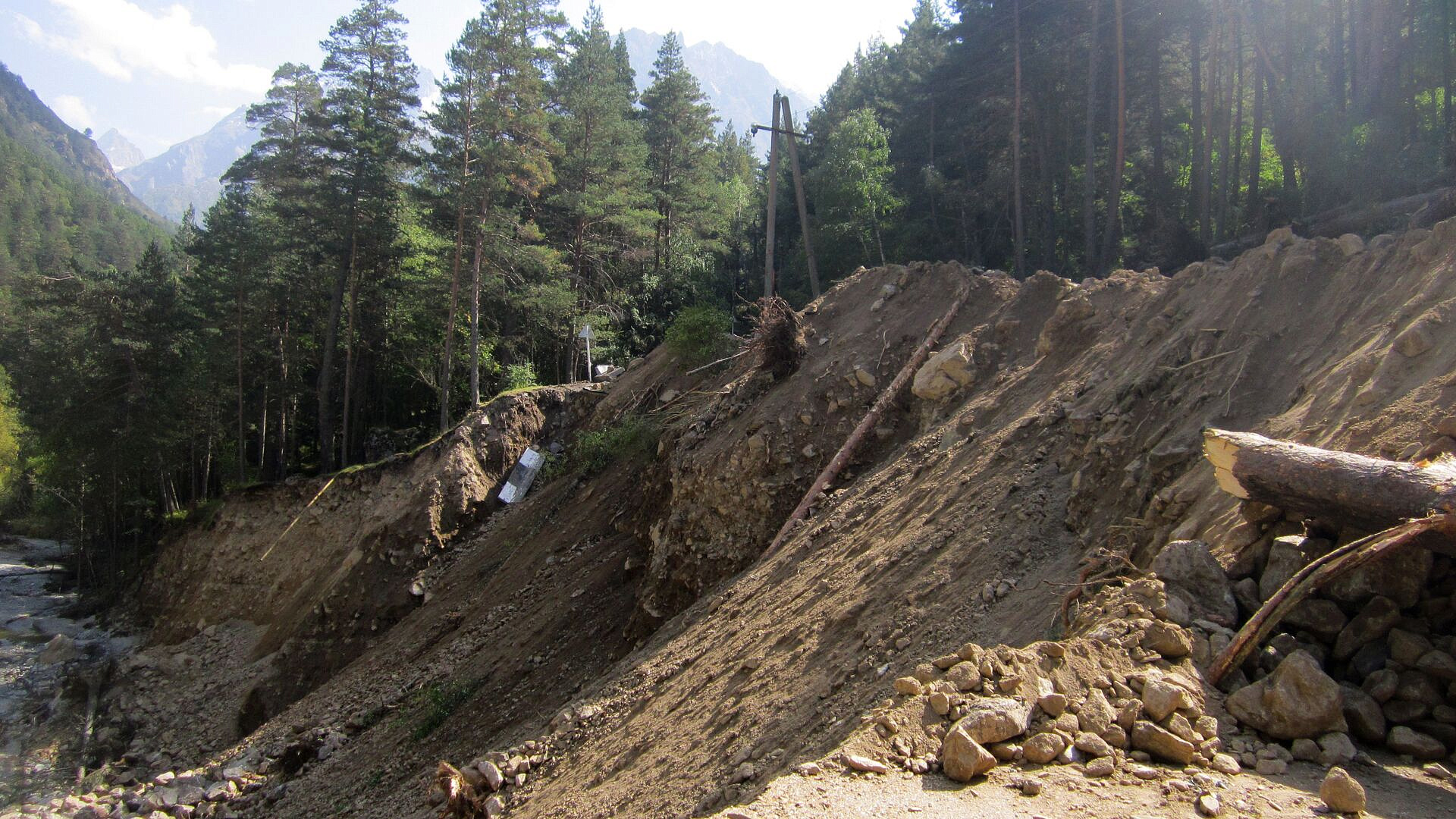 Сель повредил опору моста в Тырныаузе в КБР