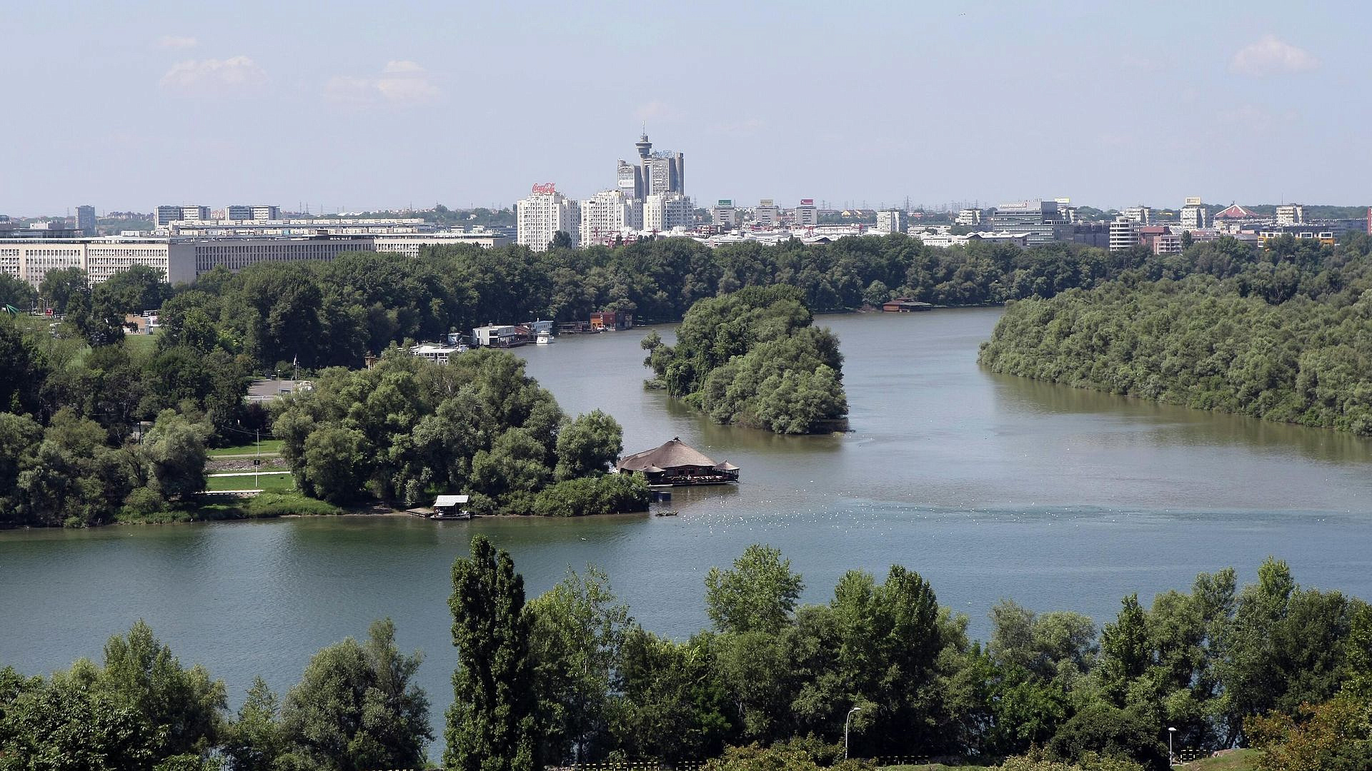 В Сербии привлекли пожарное судно для тушения водой из обмелевшего Дуная