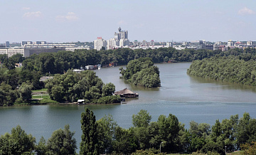 В Сербии привлекли пожарное судно для тушения водой из обмелевшего Дуная