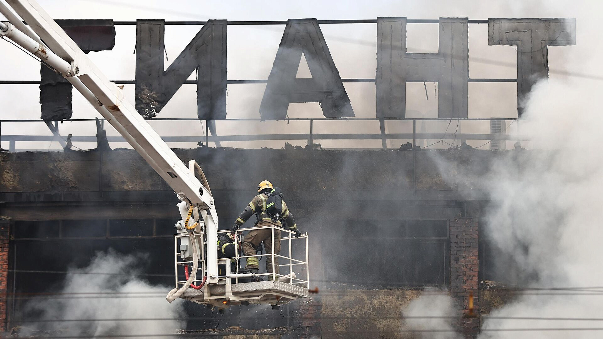В Калининграде при пожаре в ТЦ пострадали два человек