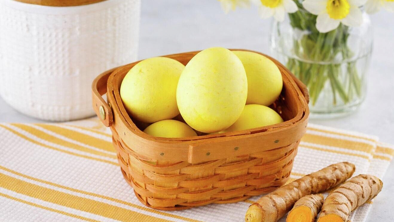 Как покрасить яйца куркумой на Пасху: пошаговый гид для золотого цвета