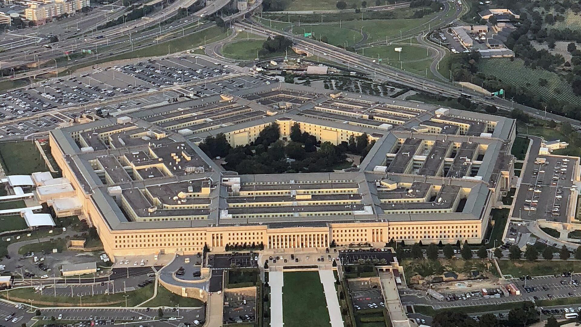 Министр ВМС США покинул пост