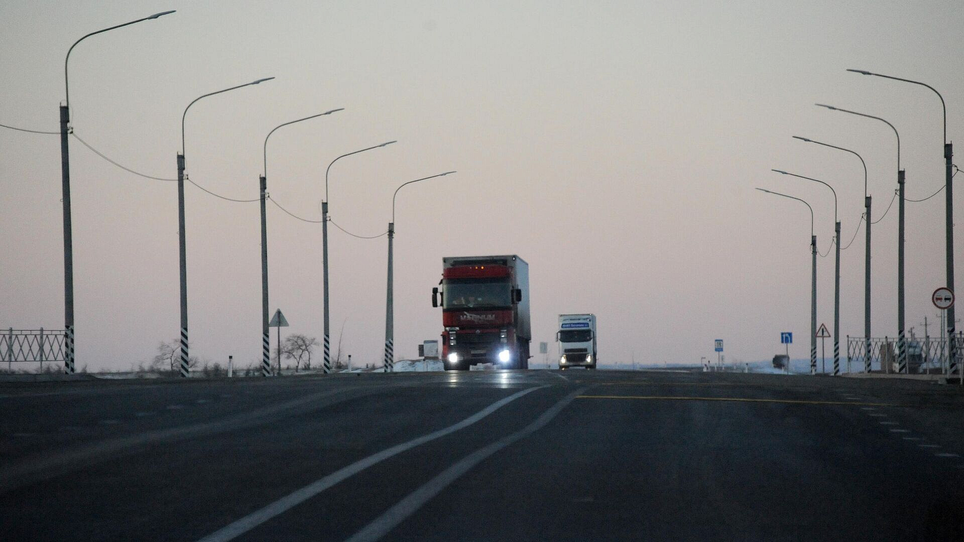 Россиянам напомнили об ответственности за езду с выключенными фарами