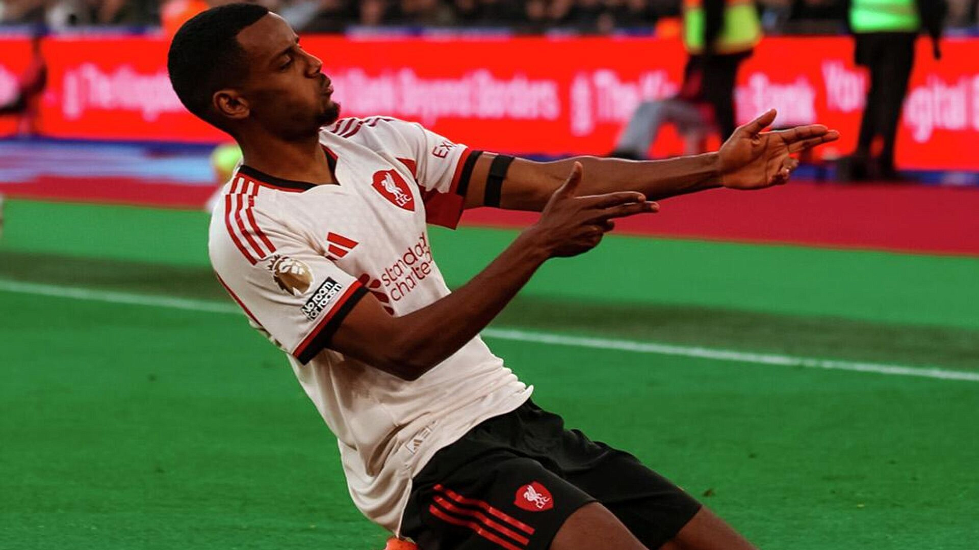 Исак перенес операцию в связи с переломом