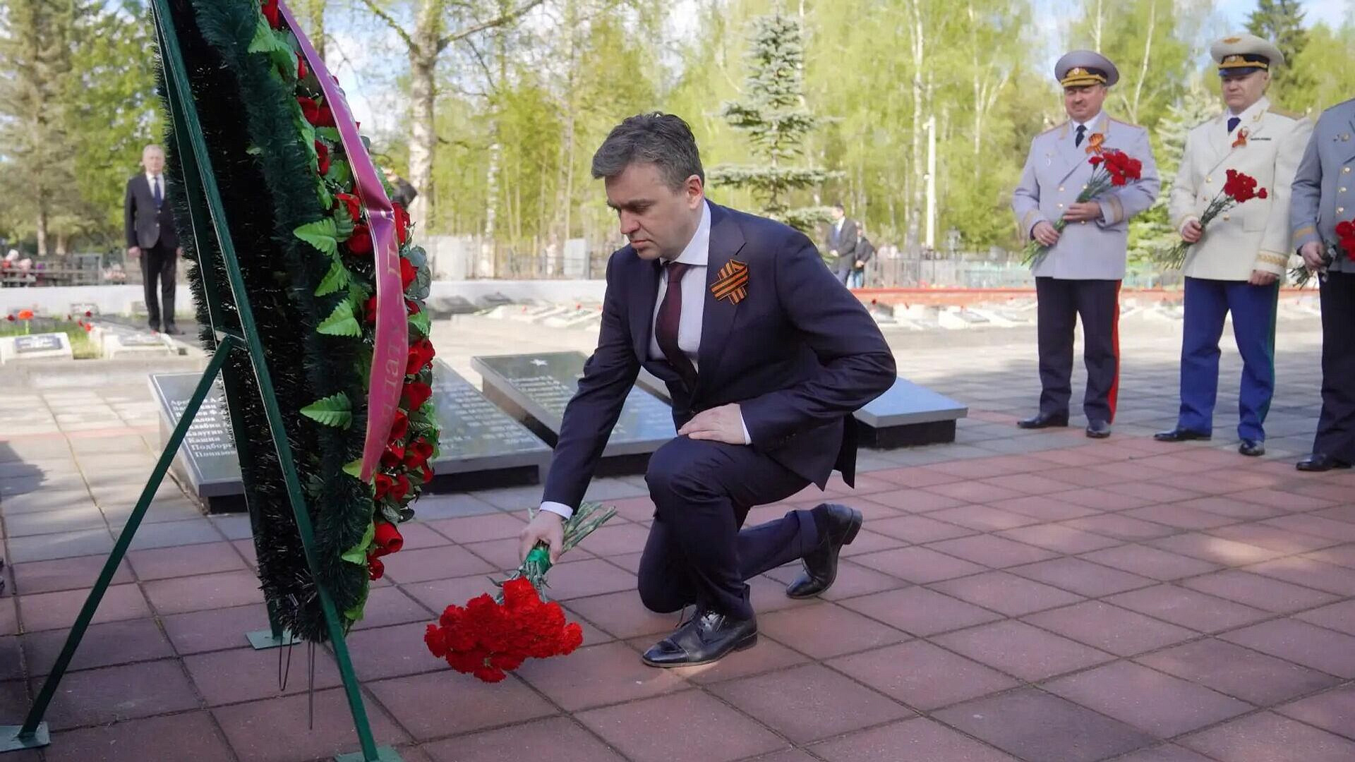 В Иваново прошло возложение цветов к памятнику Воину-освободителю