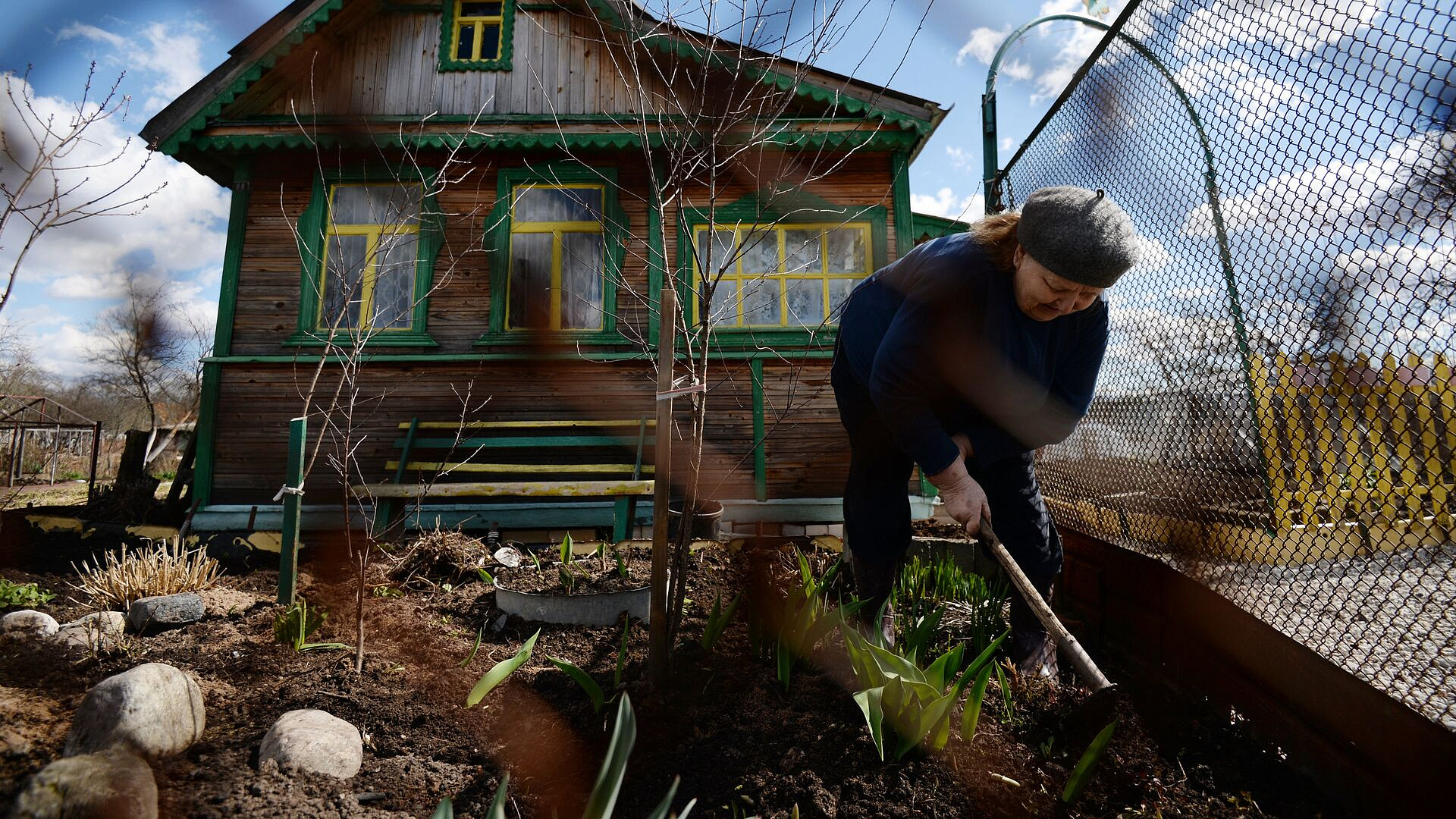 Инфекционист назвала главную опасность для дачников весной